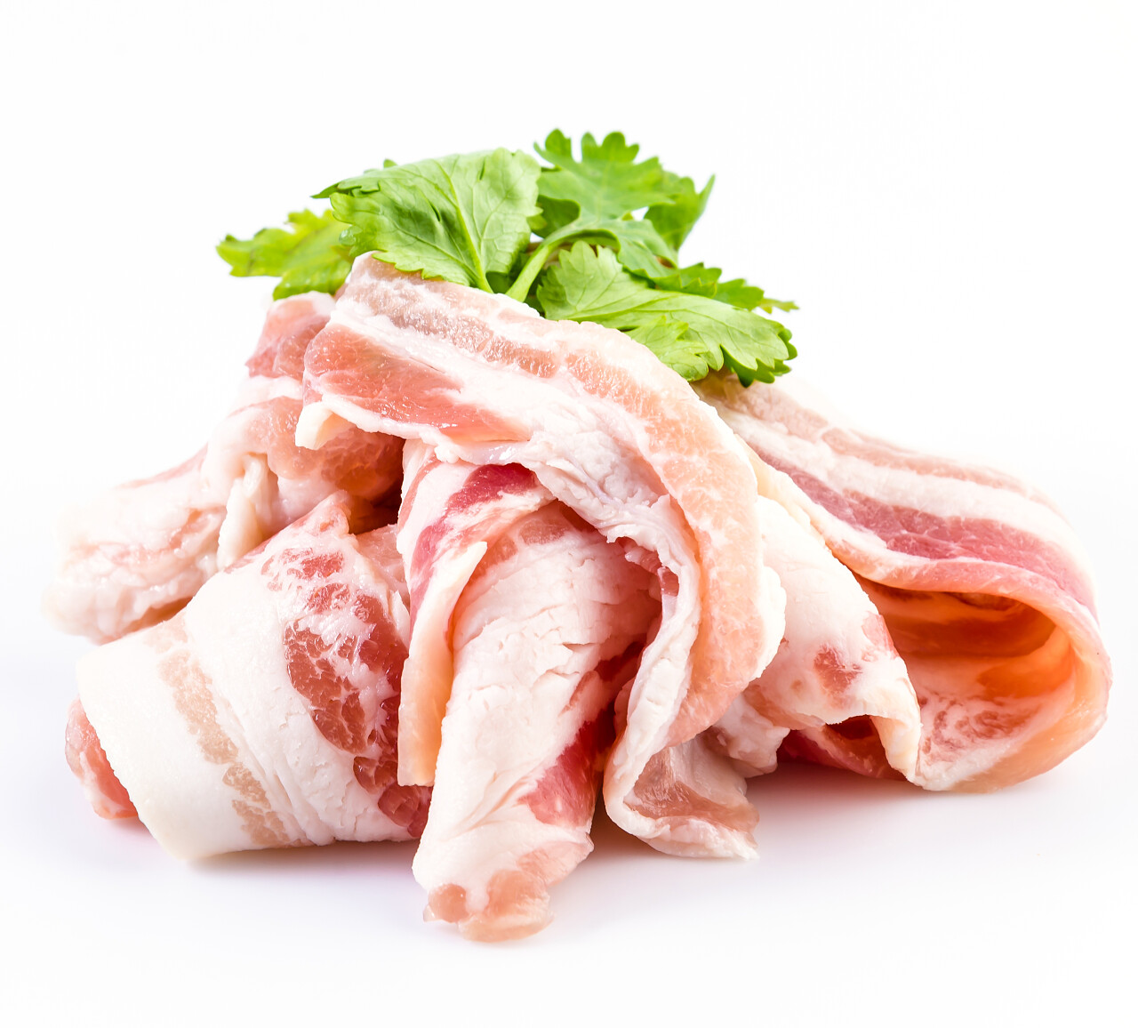 白色背景下的新鲜肉片