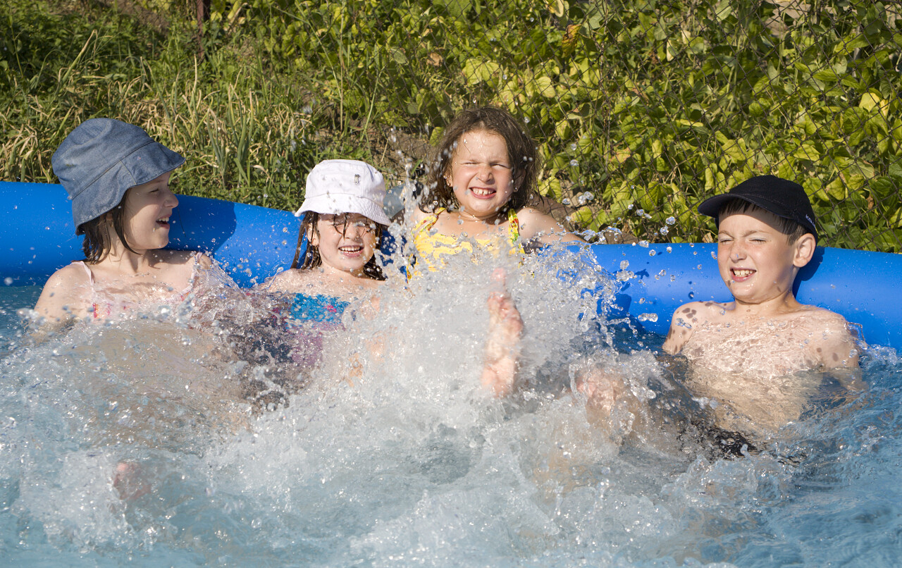 一起戏水的兄弟姐妹