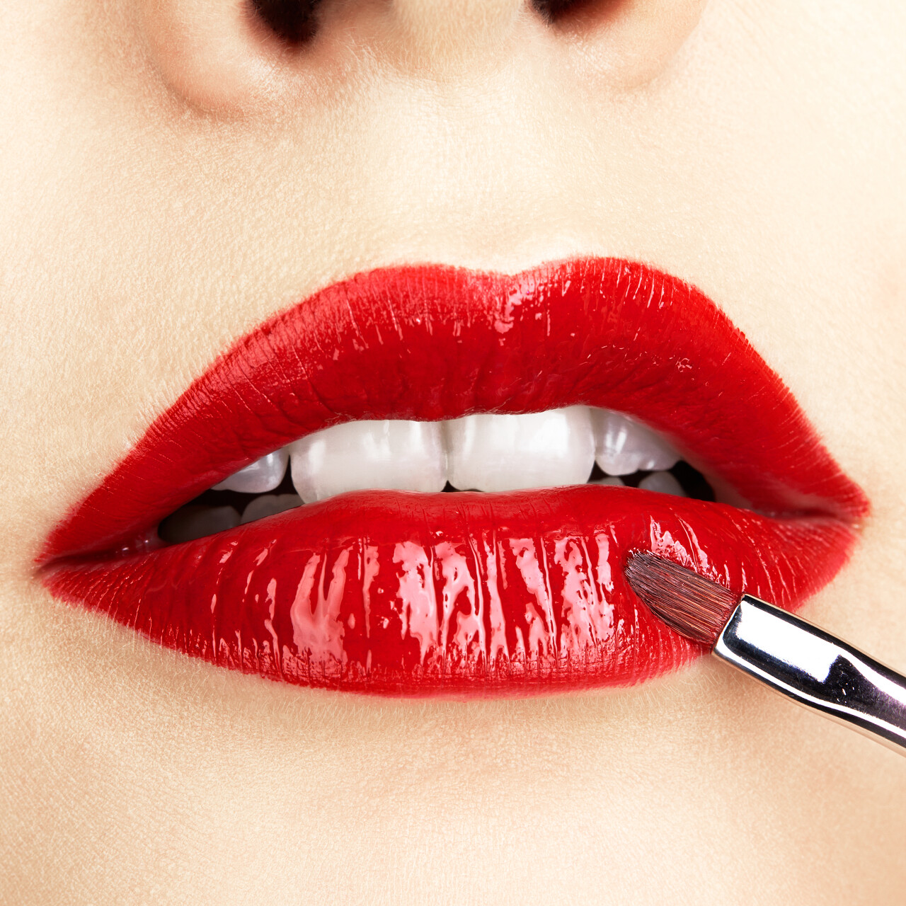 性感的红唇正在涂唇膏嘴唇