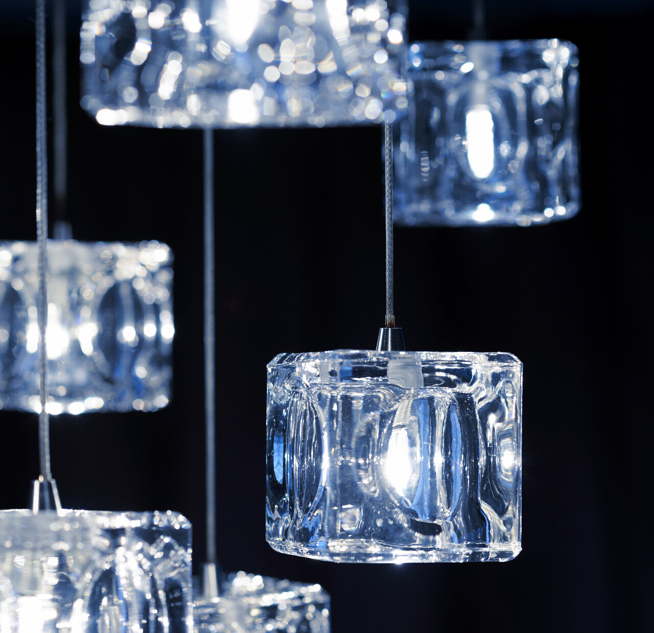 当代灯具的特写视图