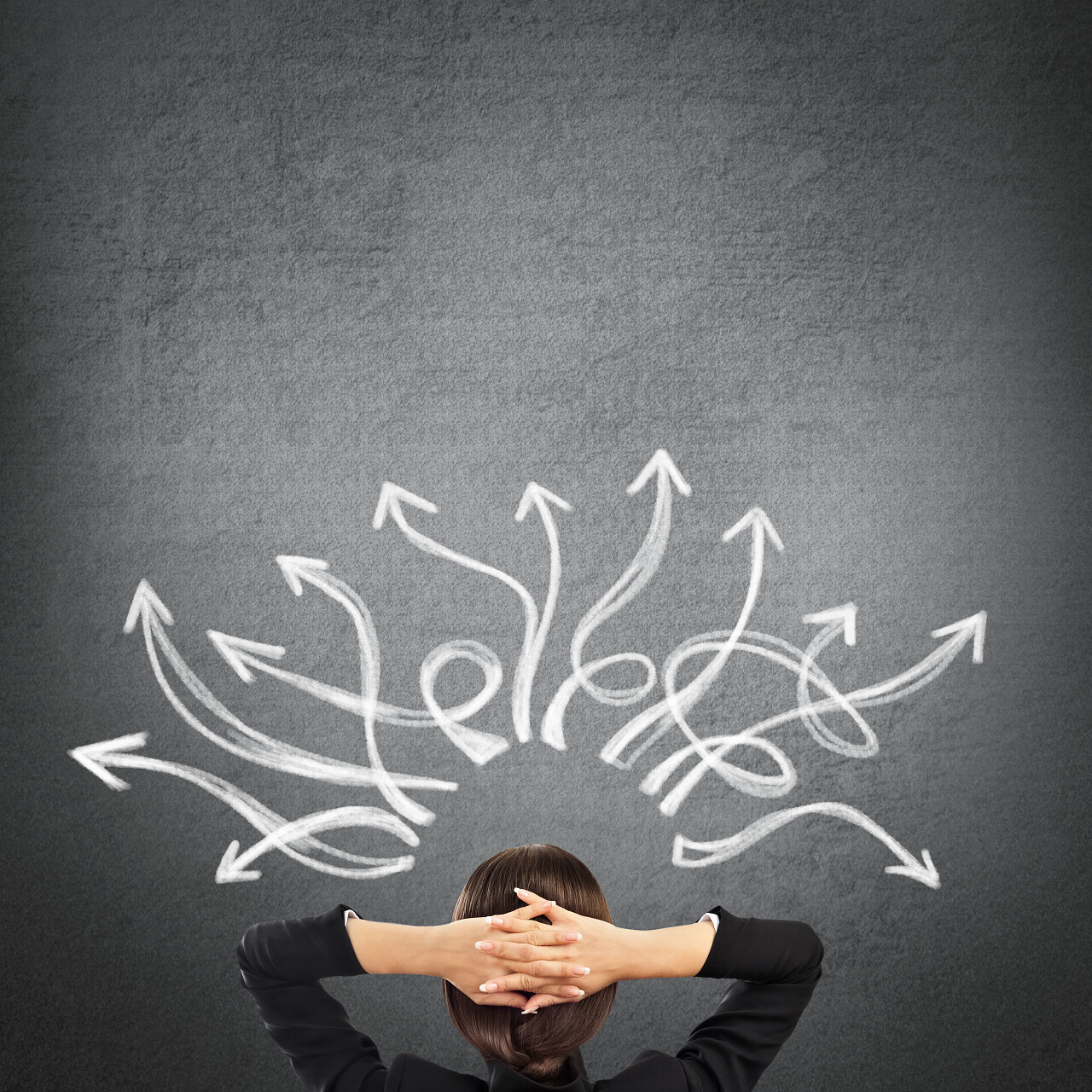 年轻女商人和很多箭头