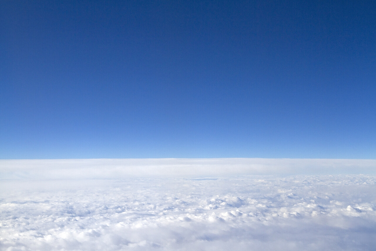 美丽的蓝色天空与云