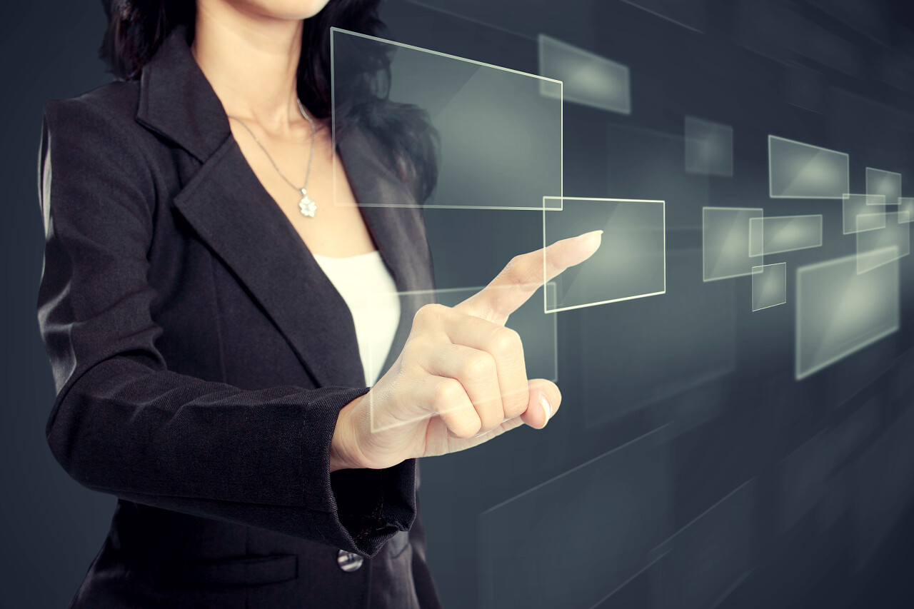 按下虚拟按钮的女商人