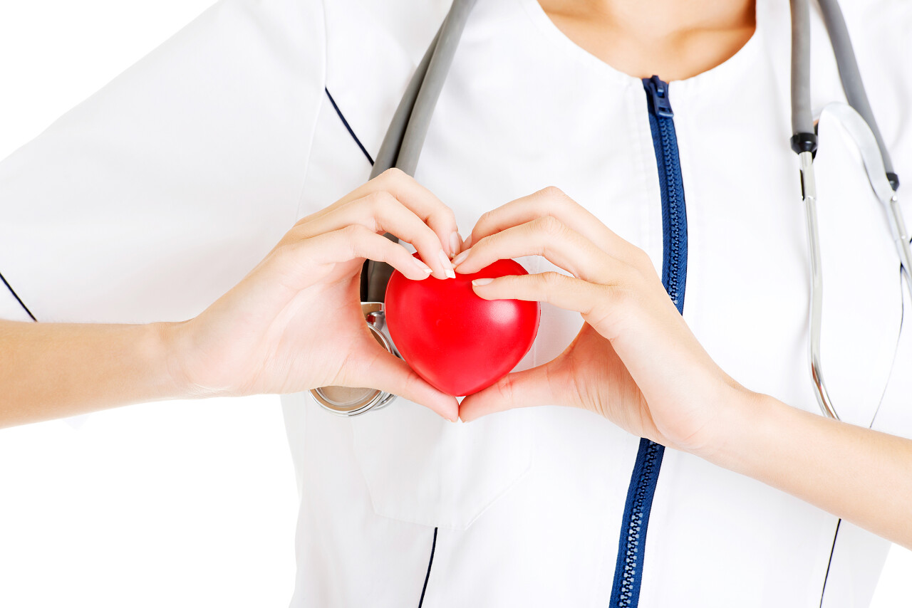 年轻护士的手心里有红色的爱心医生的手医生手势