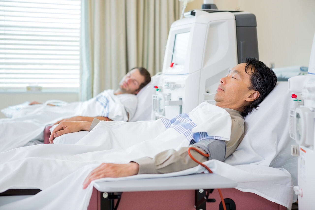 男性患者在医院接受肾透析