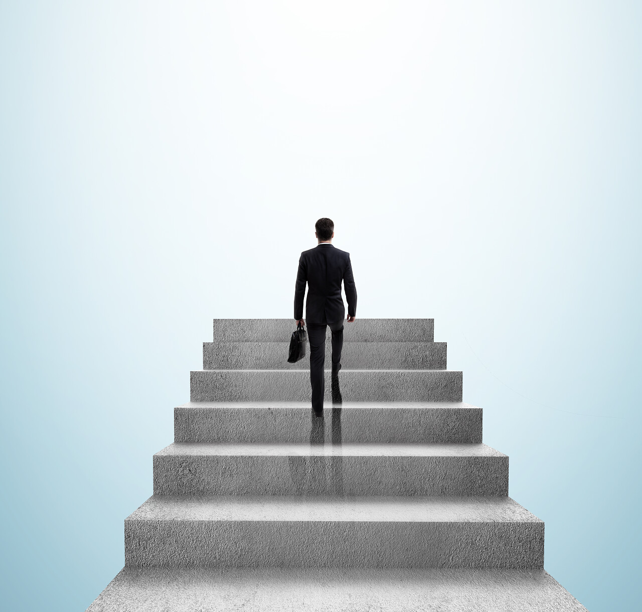 在蓝色背景上爬到楼梯的商人克服困难