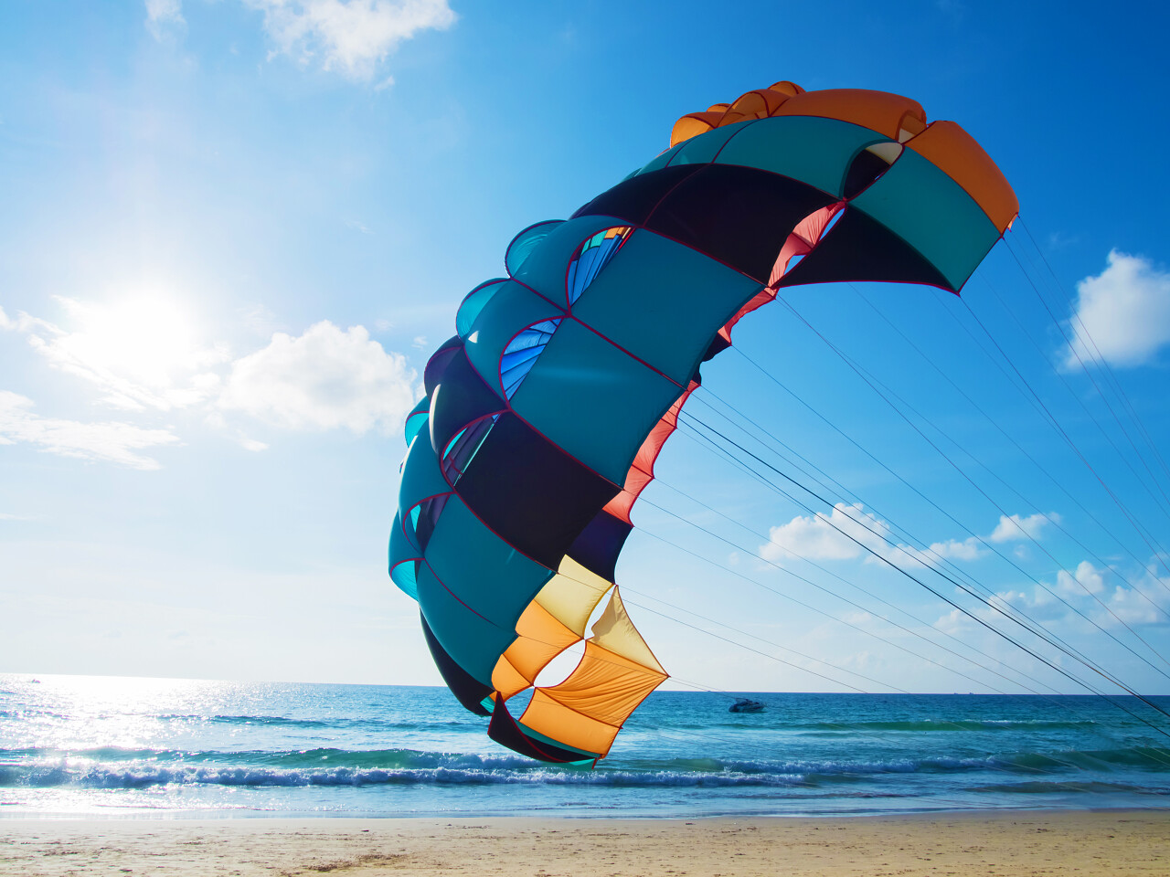 晴朗天空下的降落伞蓝色大海杨帆起航