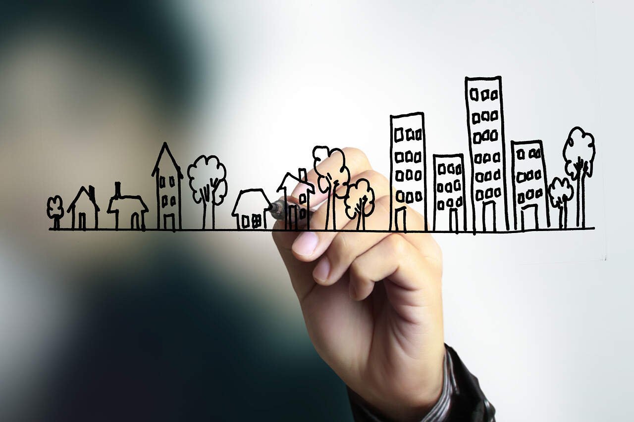 在透明白板上手绘的房子