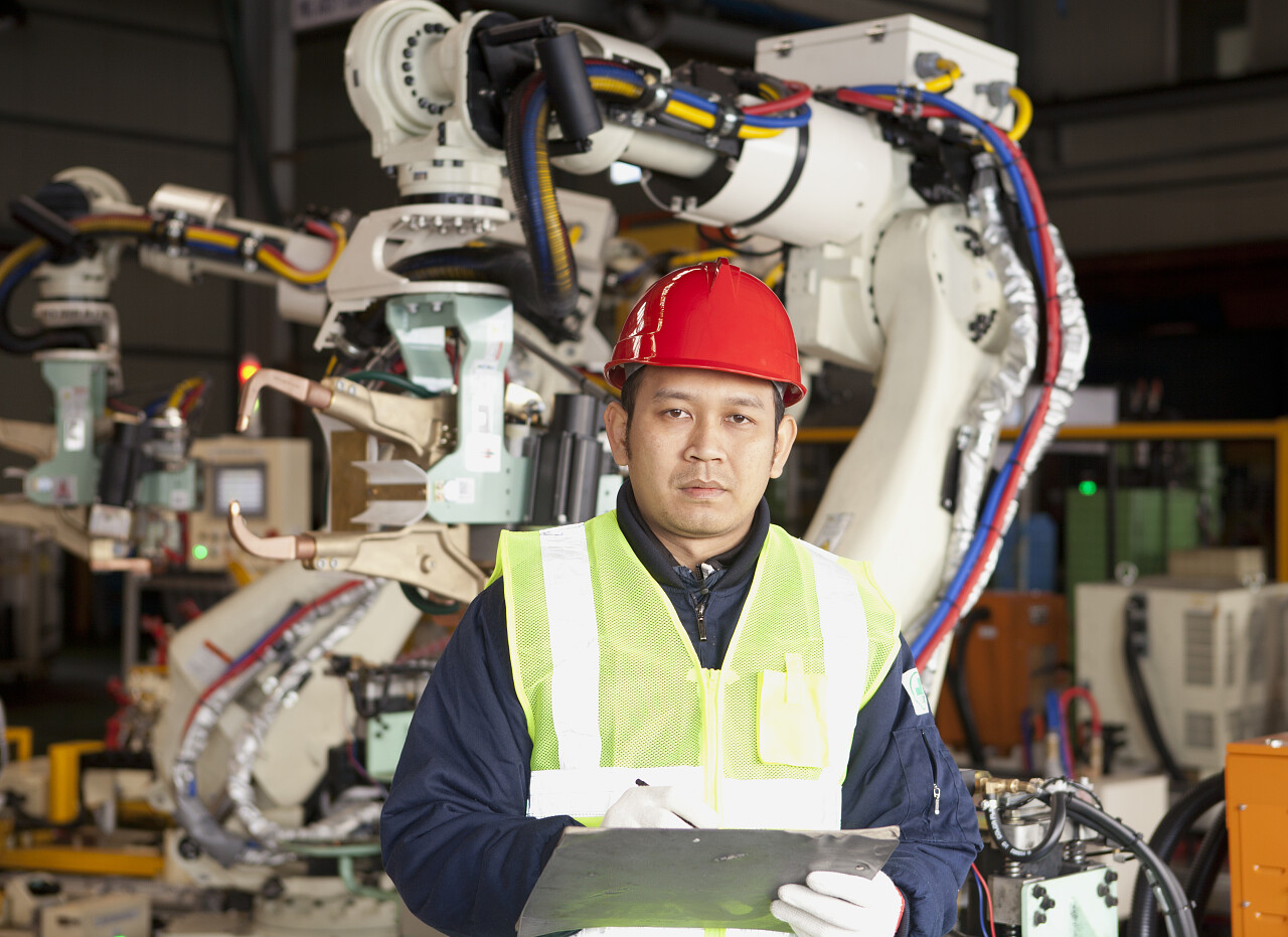 制造业工人在记录内容技术工人