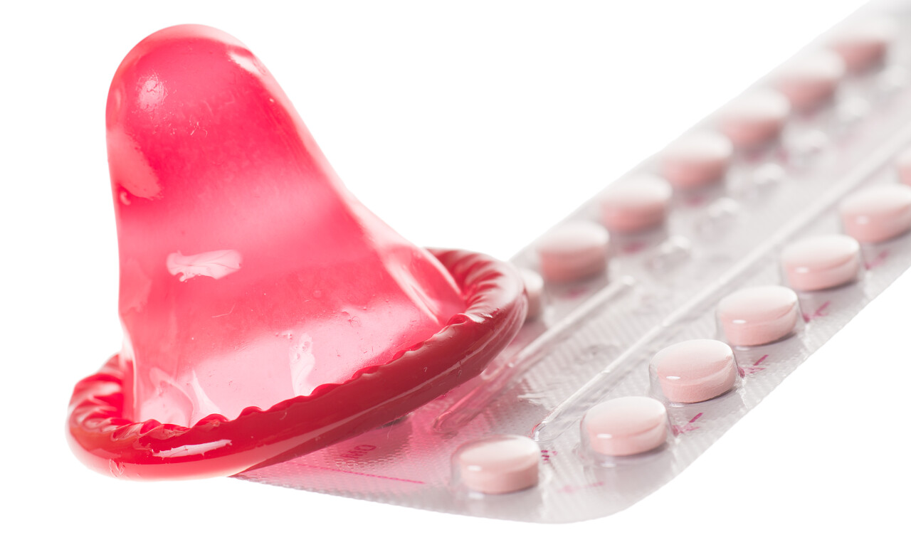 避孕药和避孕套在白色的背景