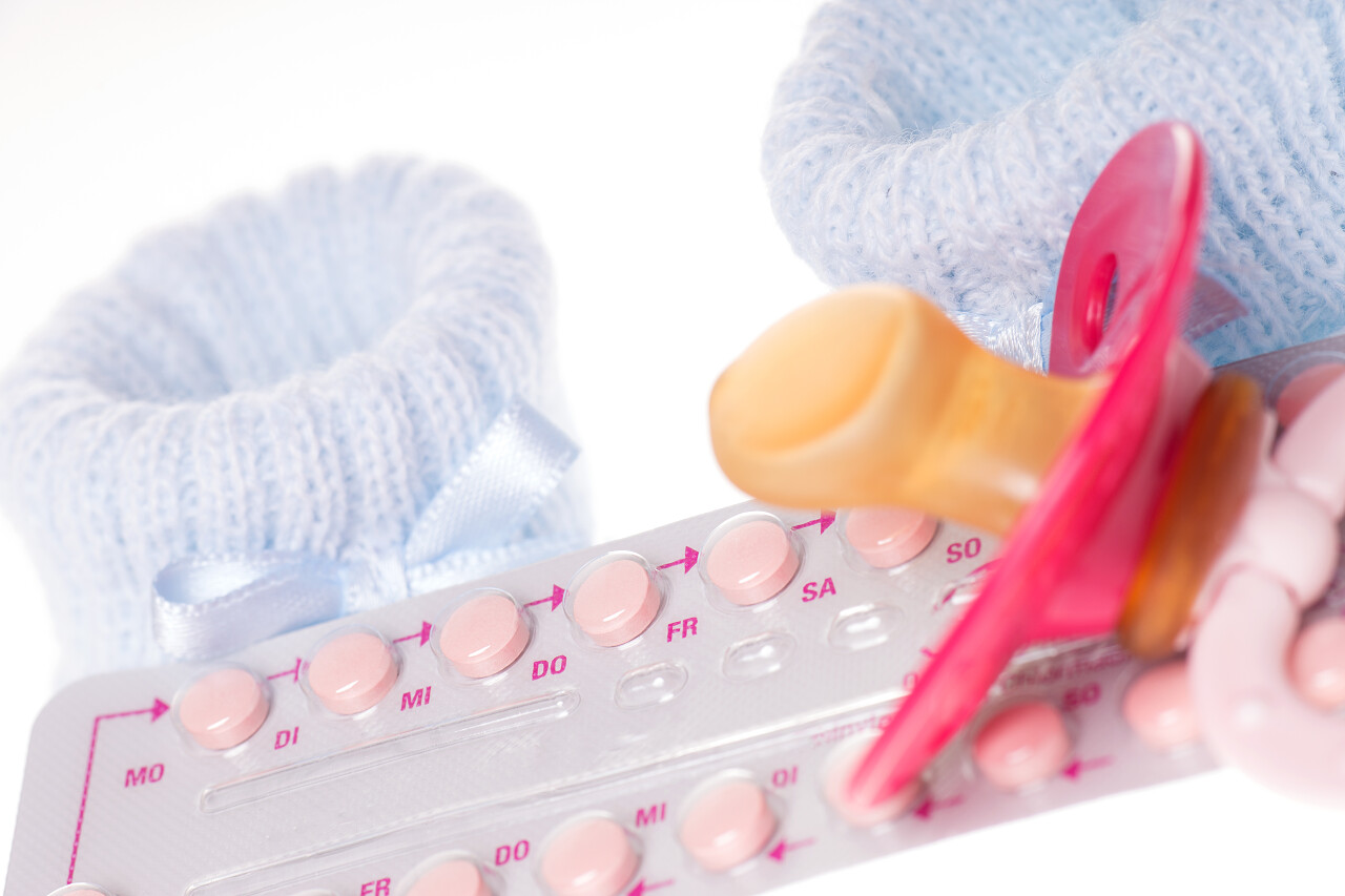 避孕药与奶嘴和婴儿鞋