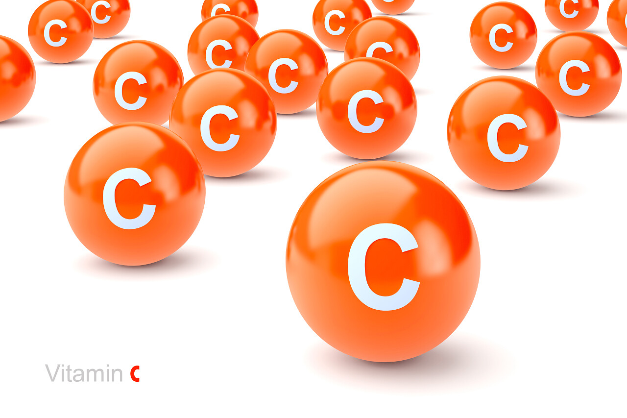 在白色背景上的 3d 维生素 c