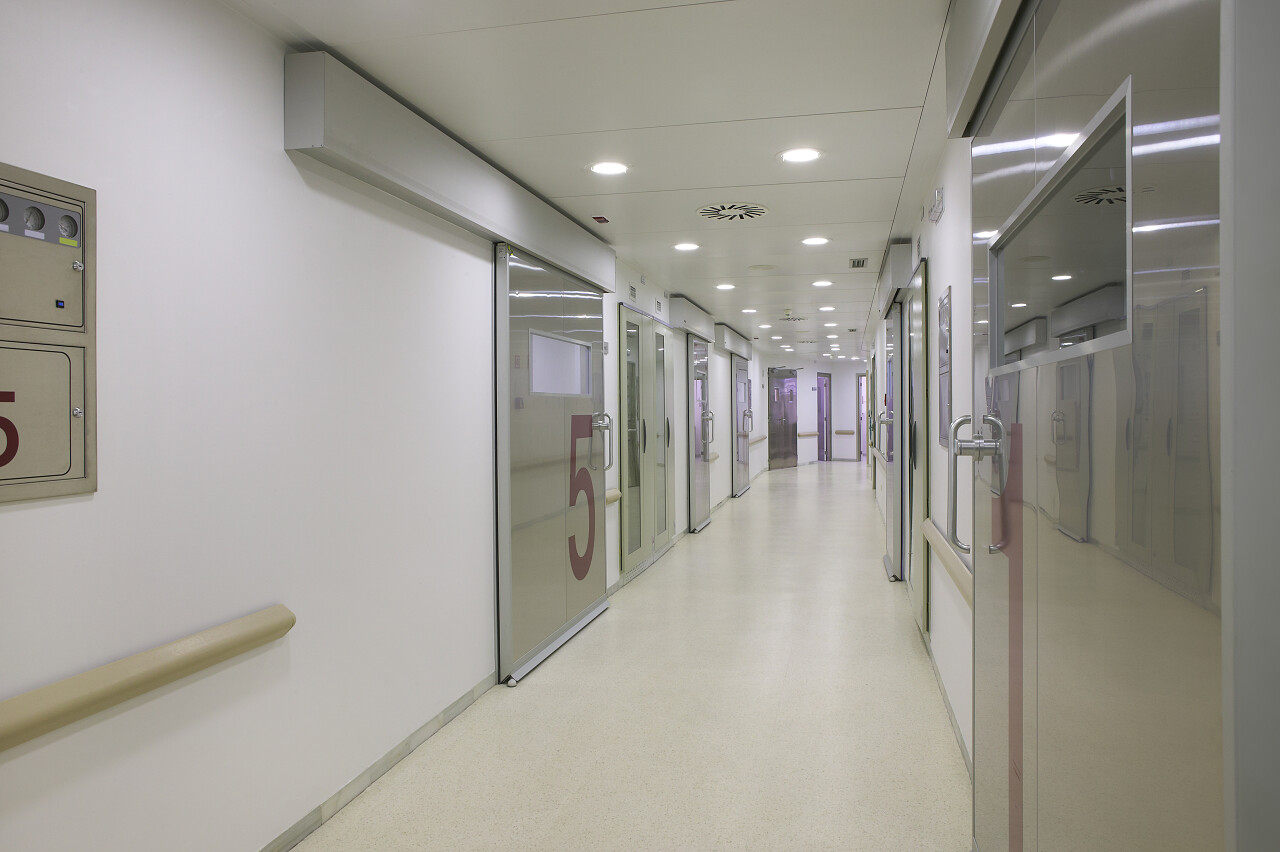 医院外科领域与白色的墙壁