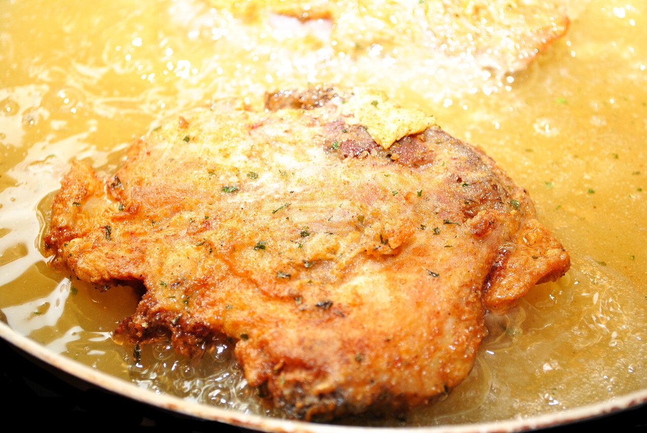 煎炸油中的鸡胸肉