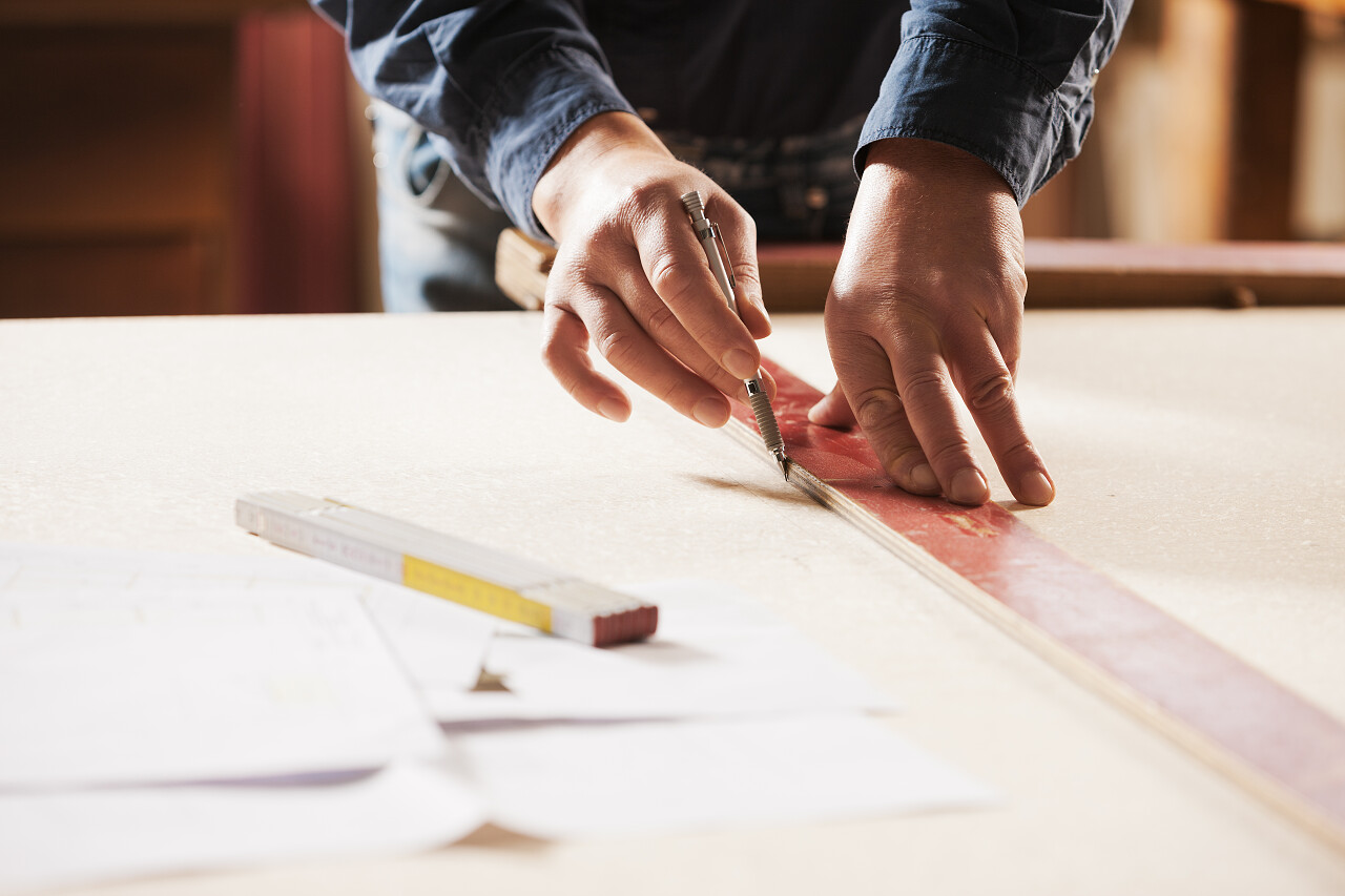 木匠的测量和线用尺子在木头的表面上