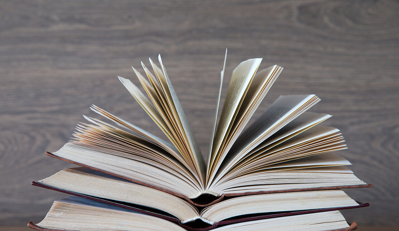 打开木背景上的书读书分相会阅读世界读书日