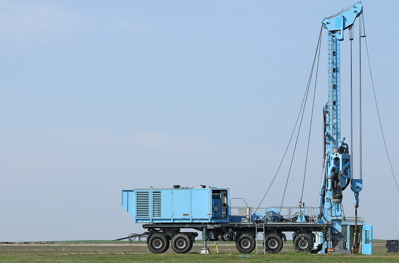 移动式钻井机车在场地上勘探地质和石油