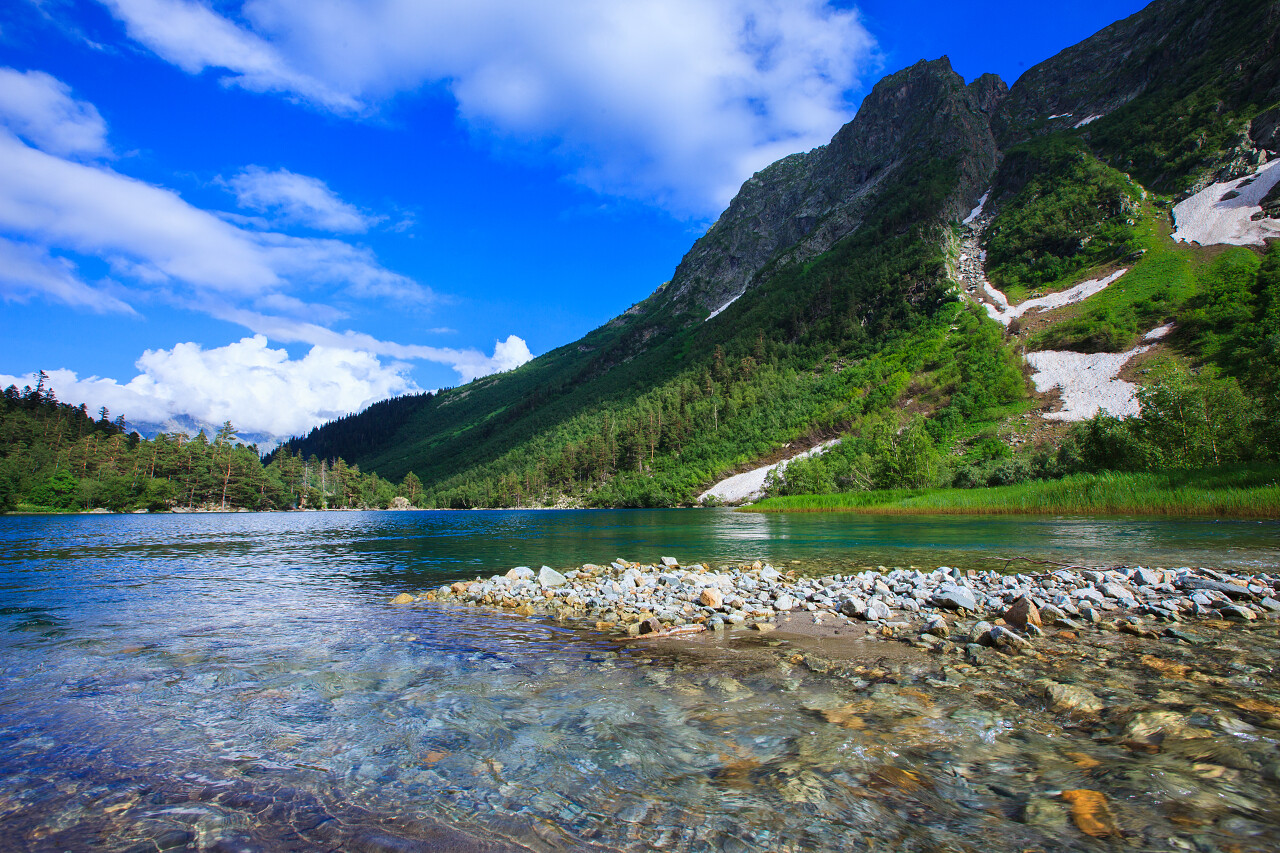 在山青水秀的小山湖