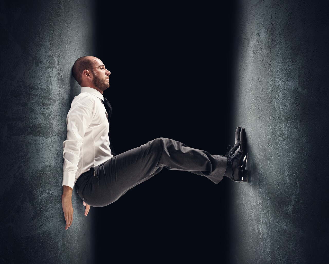 在压力下的紧张商人的概念无奈