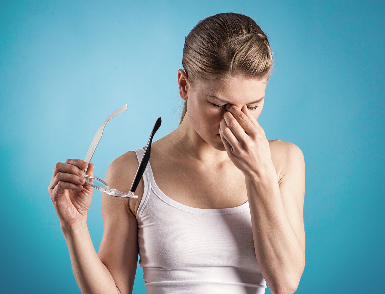 年轻的女孩在缓解眼部的疲累疲劳犯困