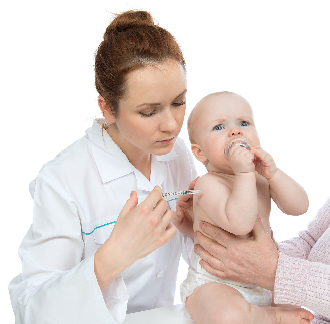 医生用注射器给儿童宝宝流感注射在白色背景上孤立医生打针注射