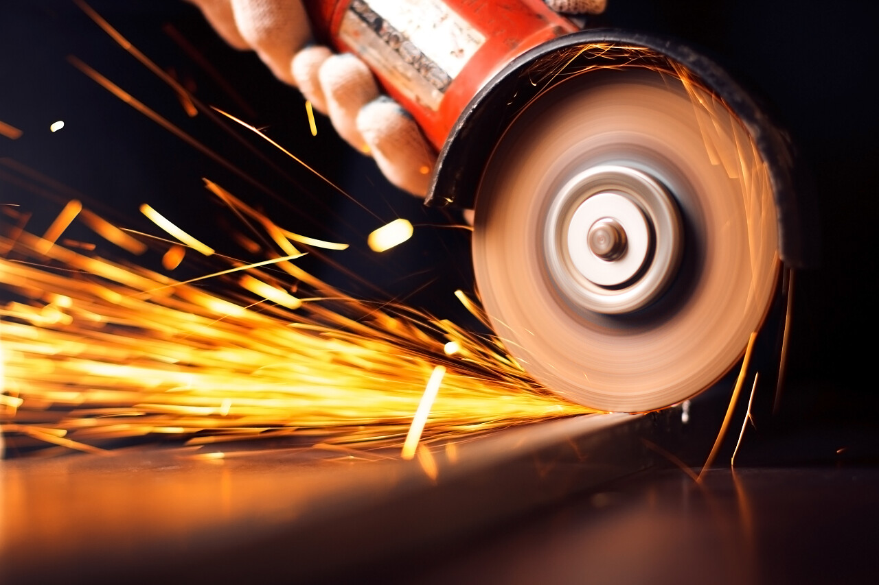 红热的火花在研磨钢材料