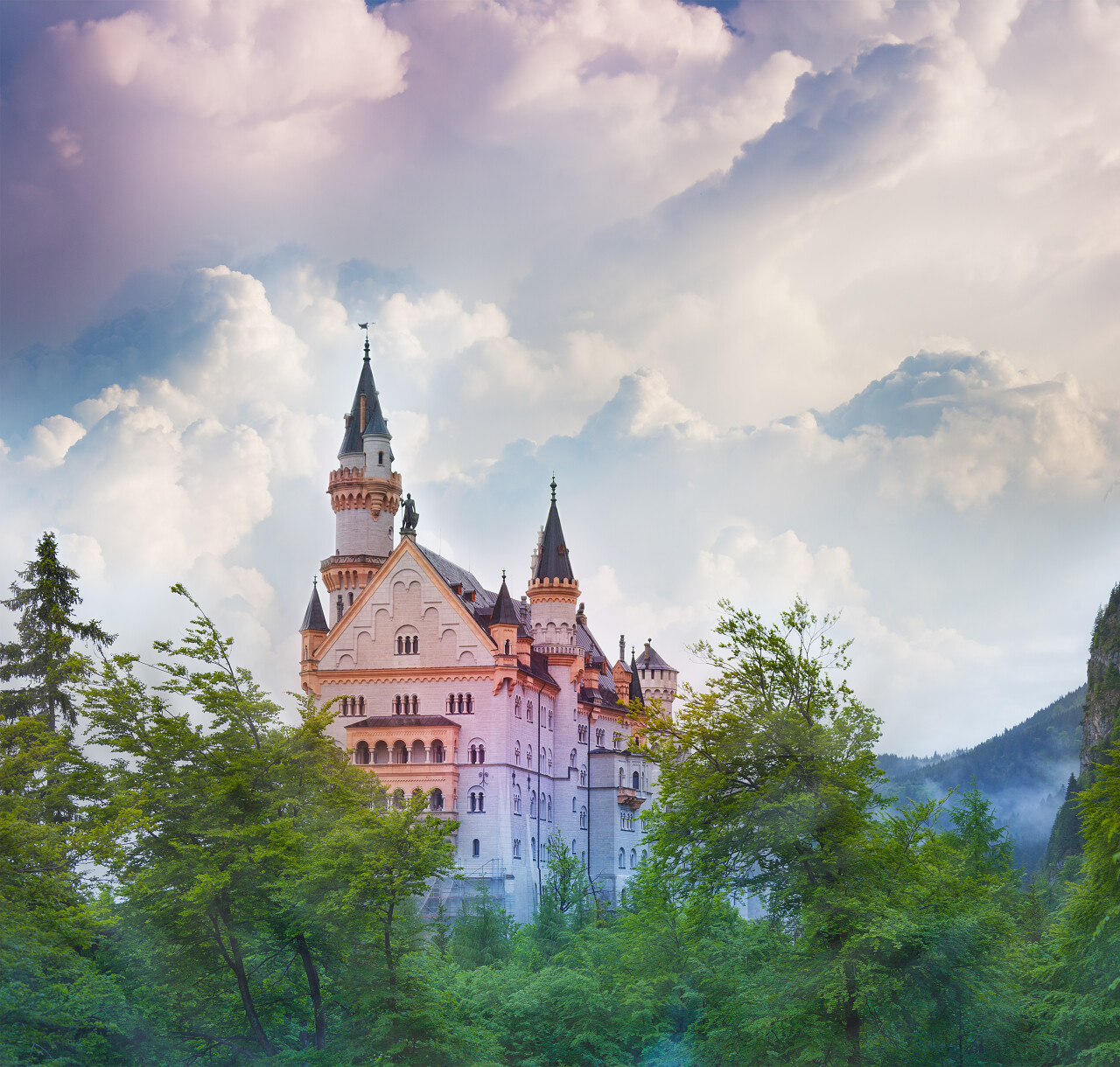 在清晨薄雾中的新天鹅堡