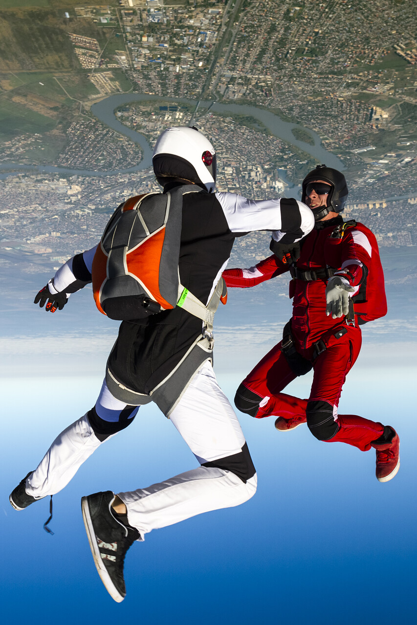 两个体育飞将军建立在自由落体中的图