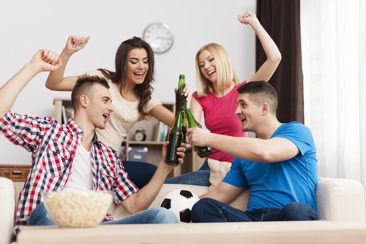 最喜欢的足球队获胜后家里聚会