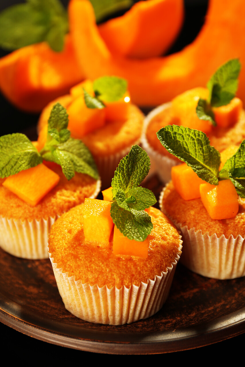 美味的南瓜松饼  在深色背景上