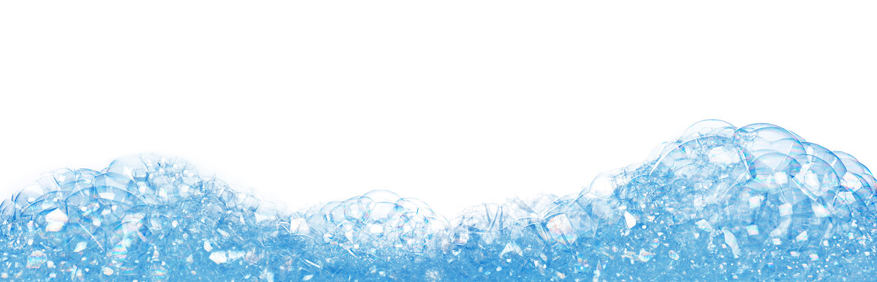 白色背景下的蓝色肥皂泡沫