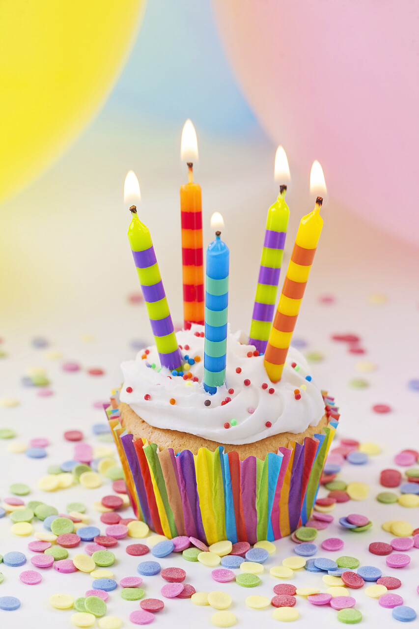多彩生日蜡烛和气球