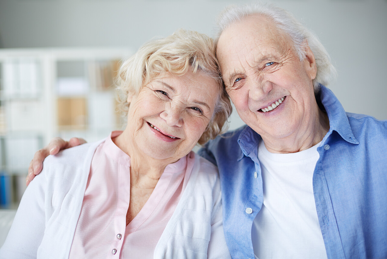 快乐的老年人面带微笑