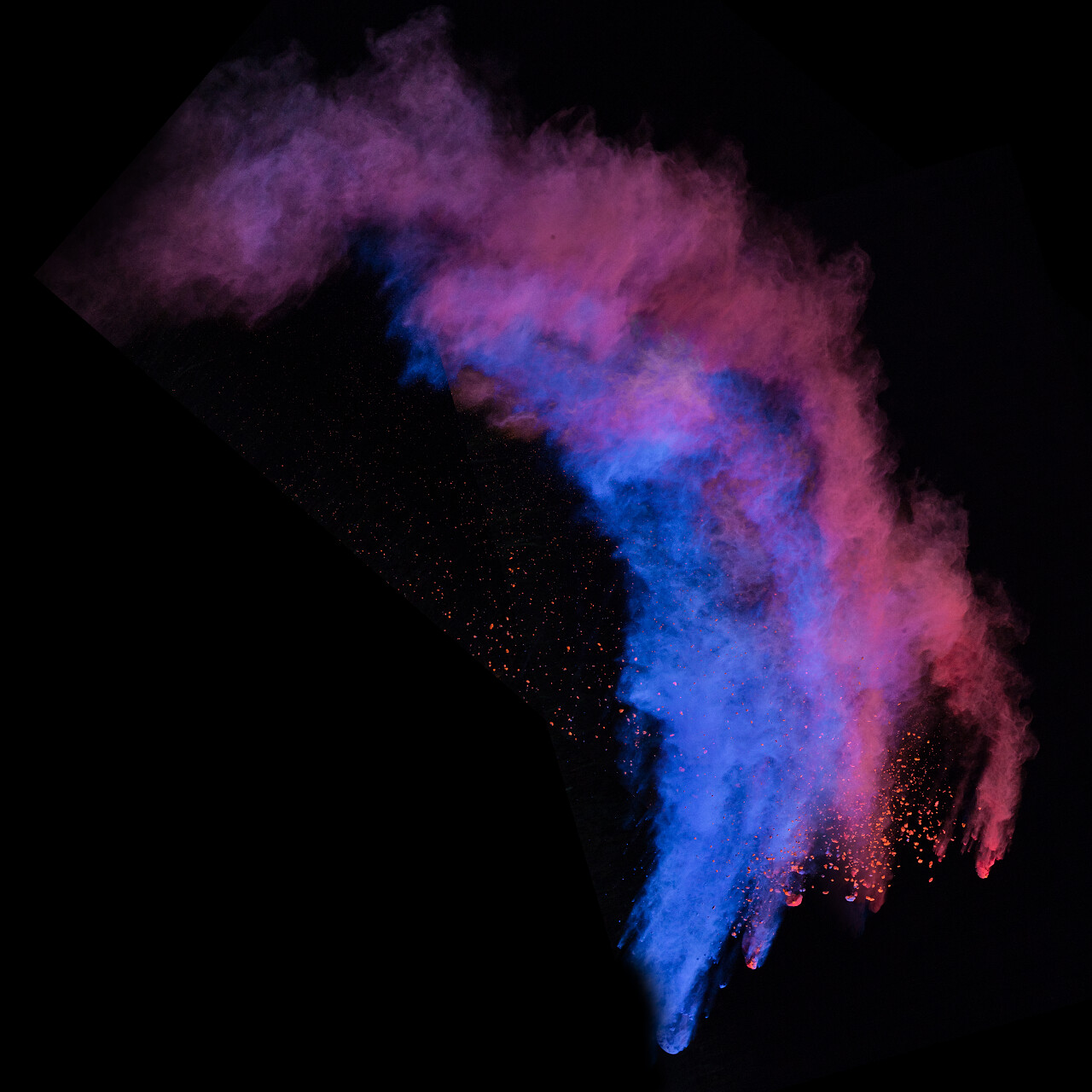 在黑色背景中一个孤立的抽象形彩色粉特写