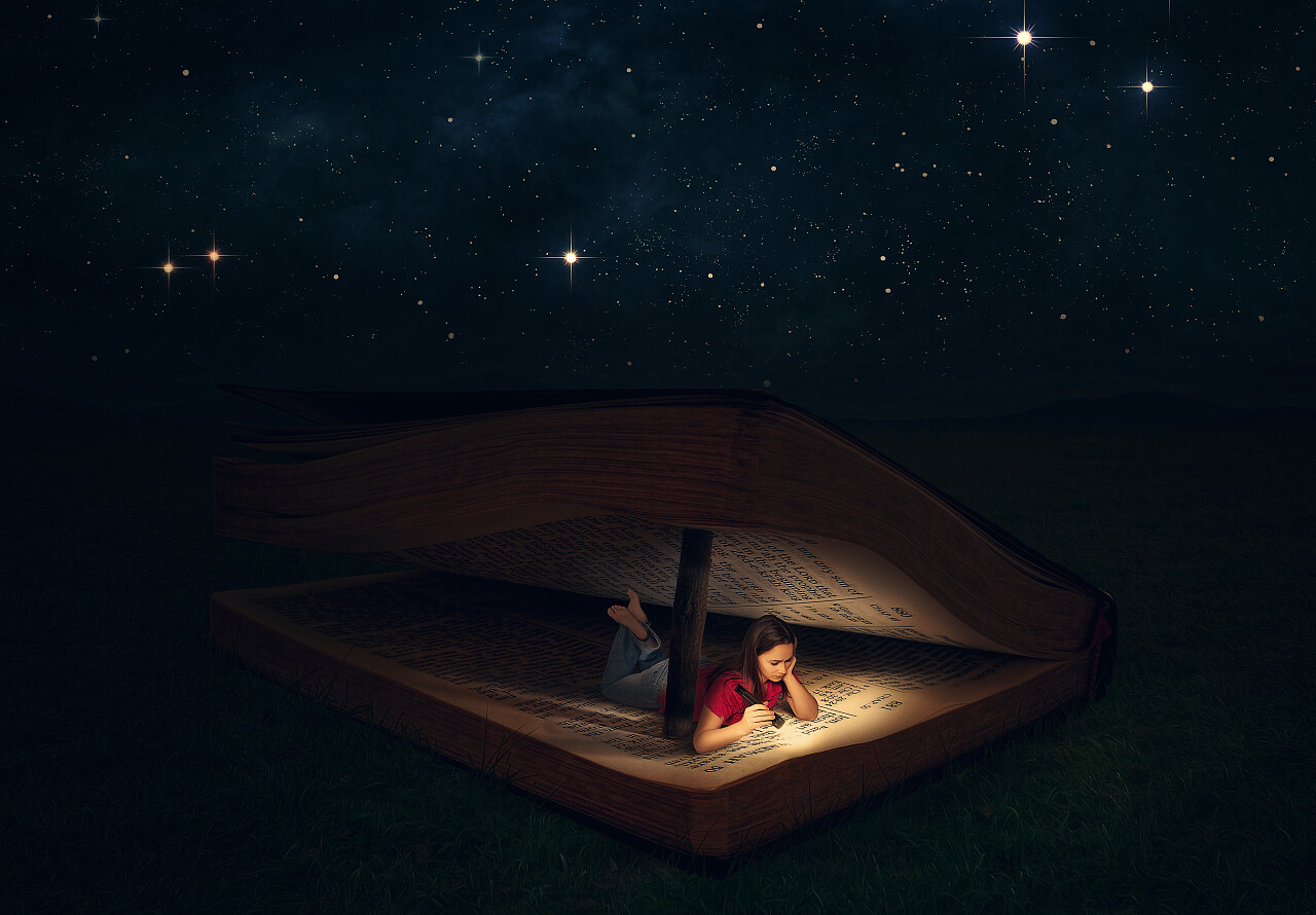 星空下读书的女孩