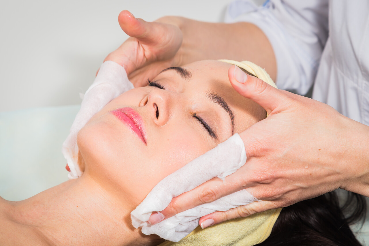 在美容院的面部按摩放松解压面部清洁脸部面部按摩