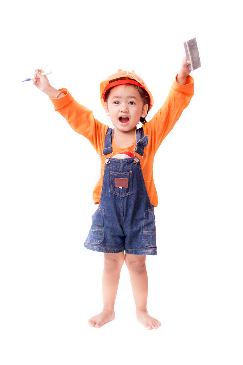 小女孩橡皮在白色背景上微笑的小女孩