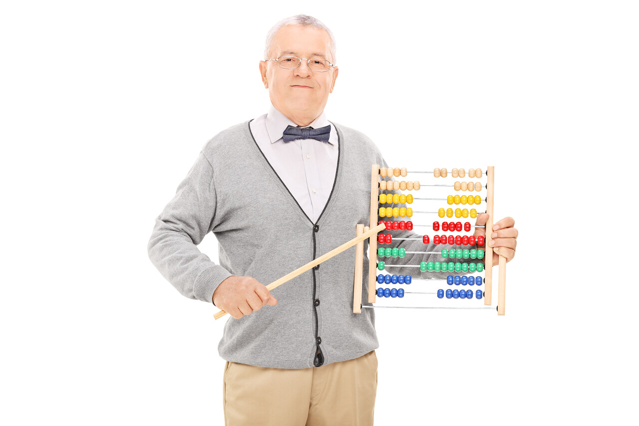 成熟的教师指着用一根棍子上孤立的白色背景上的算盘