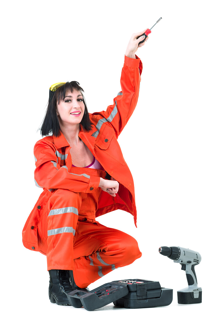 年轻的建设者用钻头钻的女人孤立在白色的背景