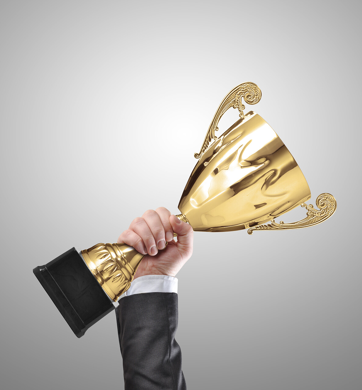 抱着金灿灿的冠军奖杯上灰色的商人团结创新