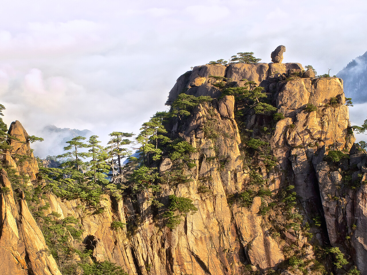 云雾飘荡的崔巍黄山黄山旅游