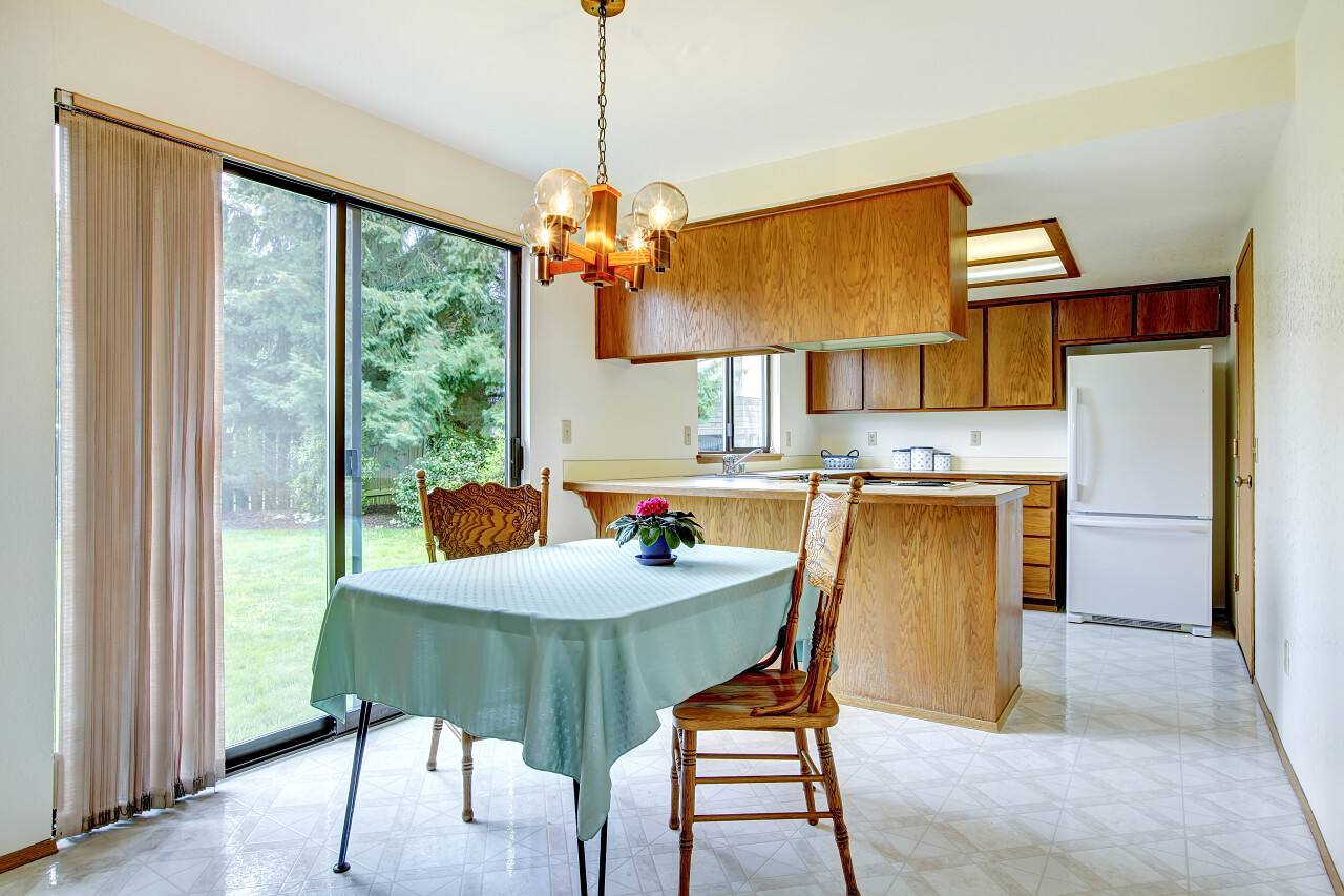 舒适的厨房与用餐区 用花盆装饰的雕刻木餐桌集视图