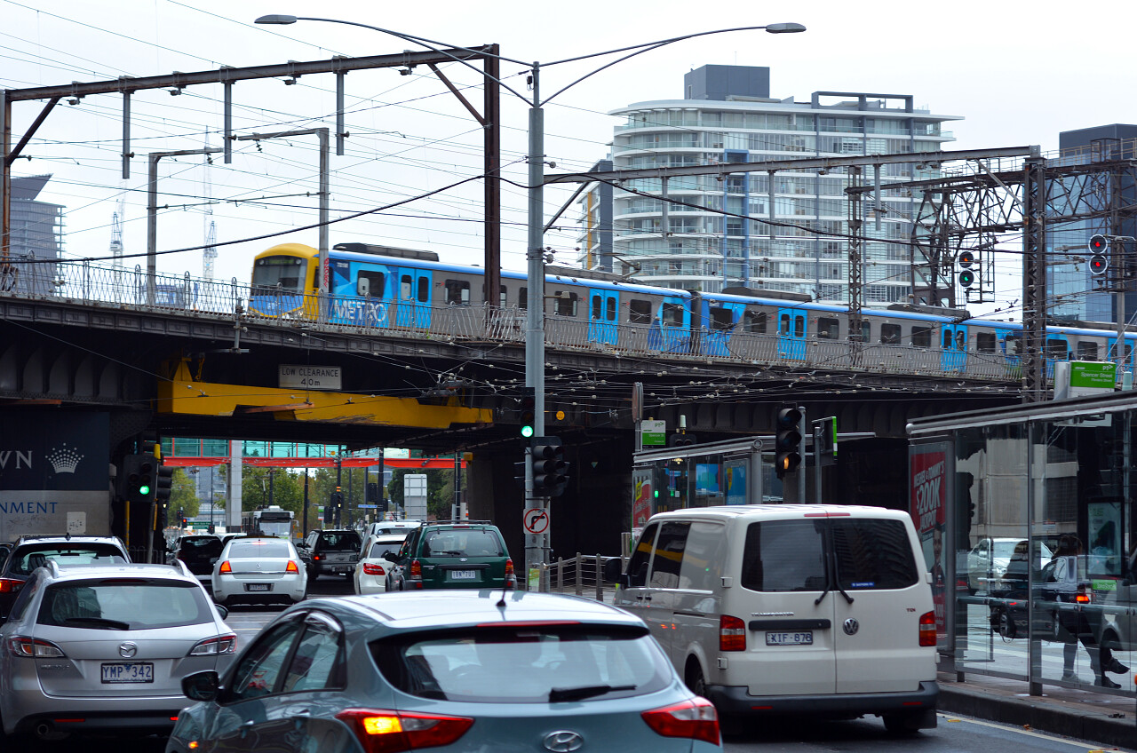 墨尔本 澳大利亚  列车  旅行超过 3000 万公里和服务每年超过 2 亿 2800 万客户和每个工作日可载乘客超过 415,000 的乘客.