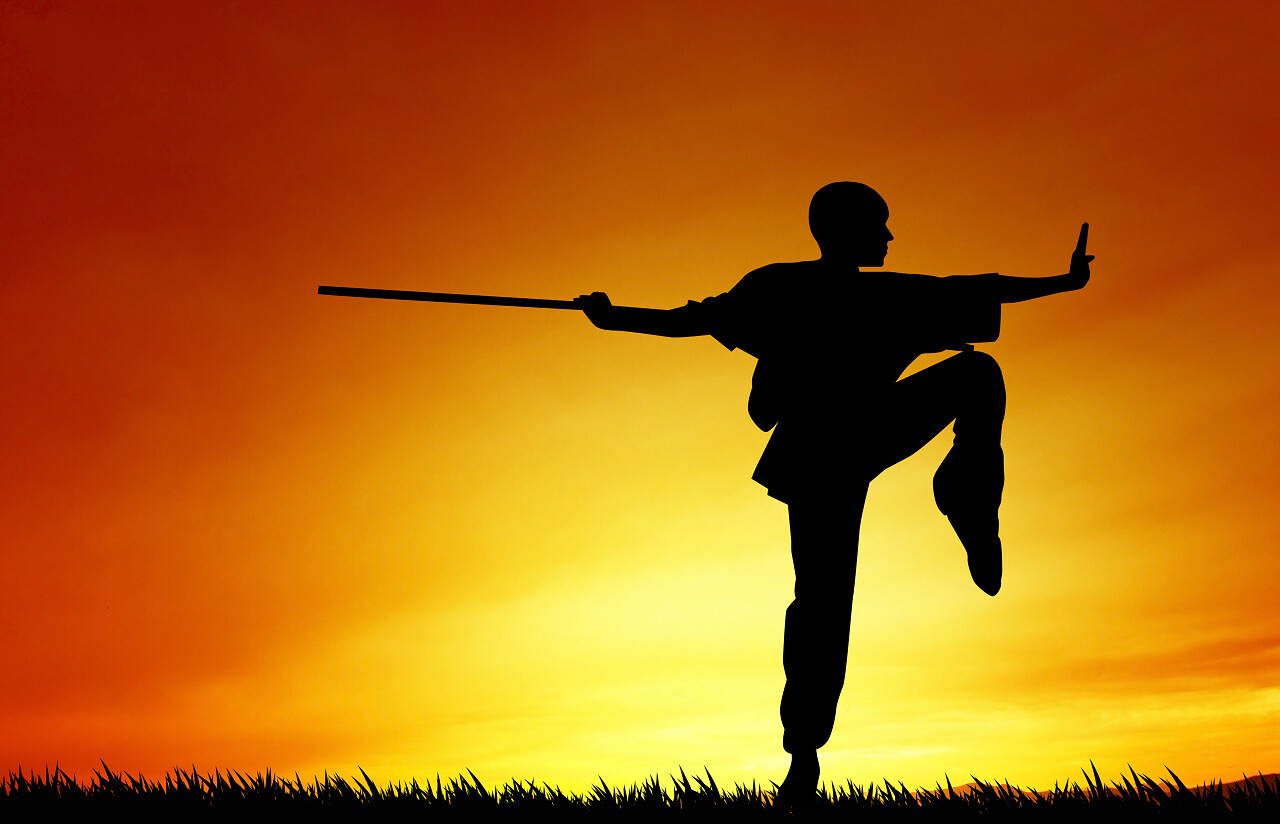 在日落时的少林姿势的插图