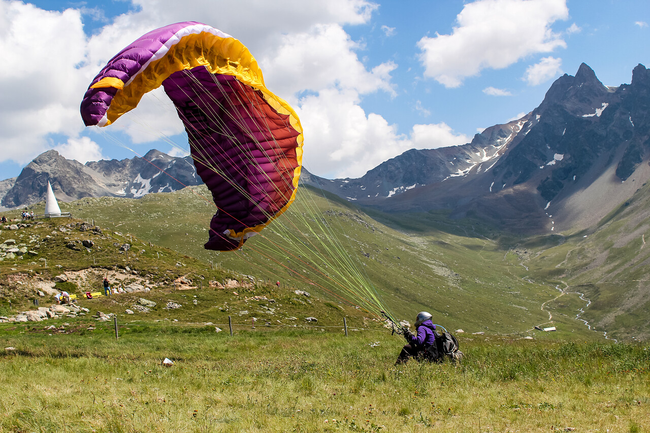在恩加丁 瑞士的不明的滑翔伞 滑翔伞是世界上最受欢迎的冒险运动之一