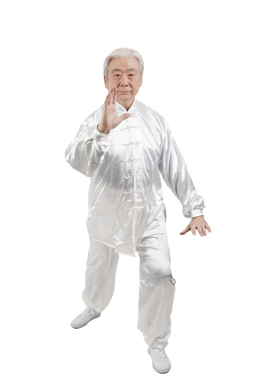 白色衬底上打太极拳的老人活力老人