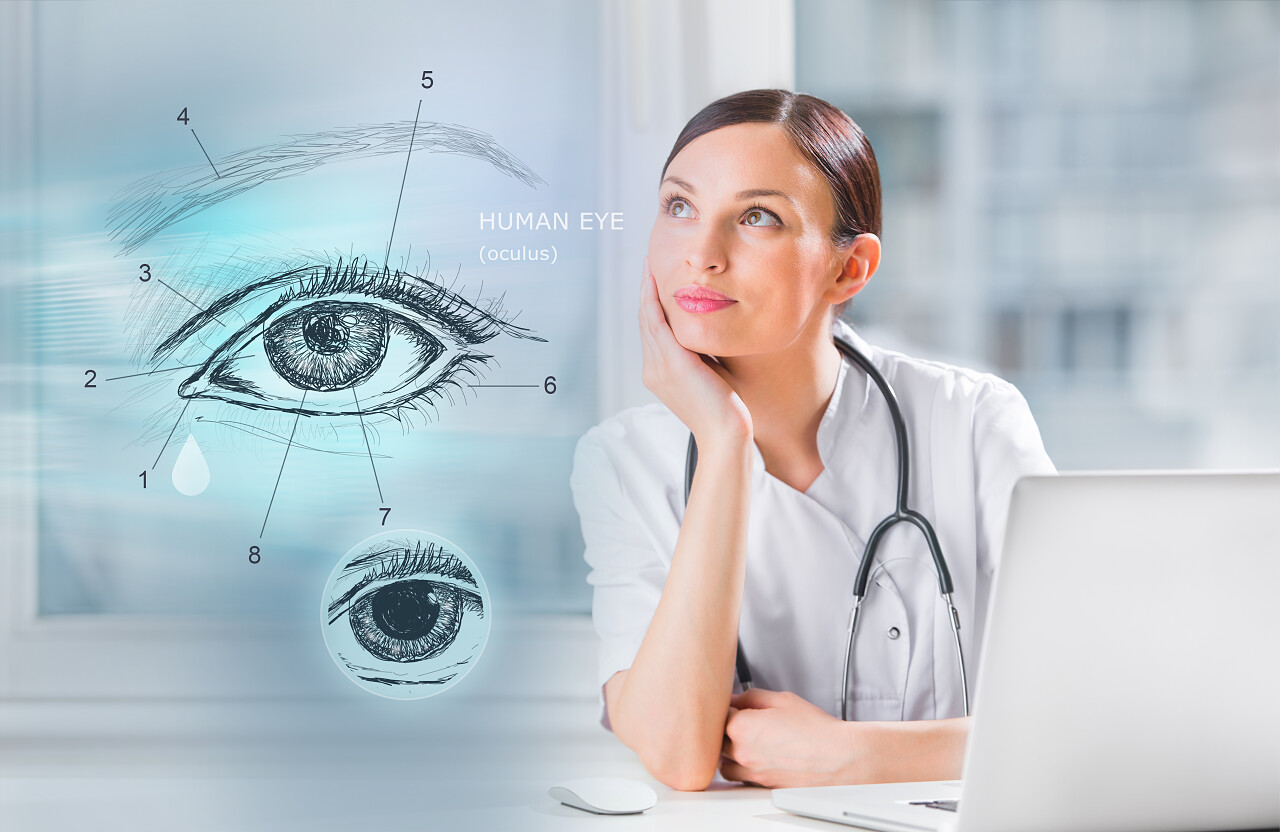 女医生检查人眼的虚拟接口使用医疗平台