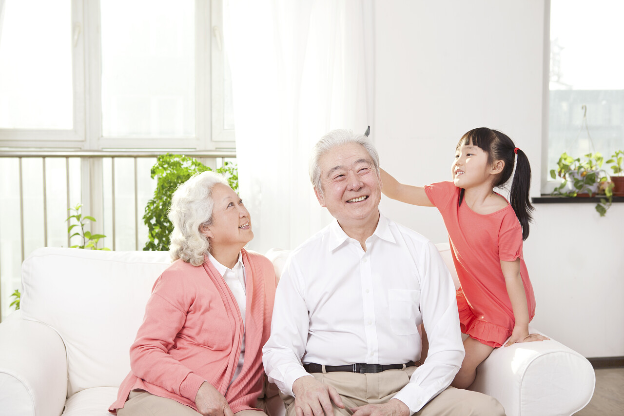 有孙女的老夫妇晚年幸福