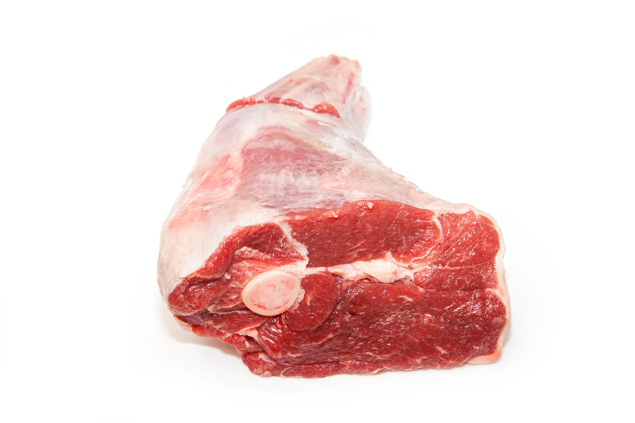 白色背景上孤立的羊腿