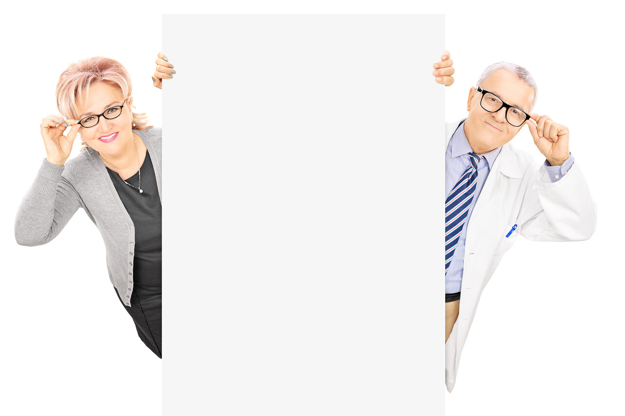 中年女人的站在白色背景上孤立的空白面板后面的男医生